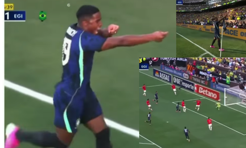 Jogador de futebol em campo chutando a bola durante partida oficial do Brasil.